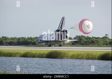 CAPE CANAVERAL, Fla. - Die Schlepprutsche des Space Shuttle Atlantis verlangsamt das Fahrzeug, während es die Landebahn 33 in der Shuttle Landing Facility im Kennedy Space Center der NASA in Florida herunterrollt. Die Landung erfolgte um 8:48 Uhr EDT und beendete die 12-tägige STS-132-Mission zur Internationalen Raumstation. Die sechsköpfige STS-132-Besatzung trug das in Russland gebaute Mini-Forschungsmodul 1 zur Raumstation. STS-132 ist die 34. Shuttle-Mission zum Bahnhof, die 132. Shuttle-Mission insgesamt und der letzte geplante Flug nach Atlantis. Stockfoto