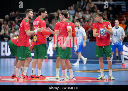 München, Deutschland. Januar 2024. Handball: Europameisterschaft, Portugal - Griechenland, Vorrunde, Gruppe F, Spieltag 1, Olympiahalle München. Die portugiesischen Spieler haben sich gegenseitig High-Five gesetzt. Quelle: Peter Kneffel/dpa/Alamy Live News Stockfoto