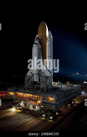 CAPE CANAVERAL, Fla. -- in Xenon-Licht getaucht, begibt sich das Space Shuttle Atlantis auf seine letzte Reise vom Vehicle Assembly Building zum Launch Pad 39A im Kennedy Space Center der NASA in Florida. Der erste Antrag war um 20:42 Uhr EDT. Der Raupentransporter benötigt etwa sechs Stunden, um das Shuttle, das an seinem externen Kraftstofftank und festen Raketenverstärkern befestigt ist, zur Startrampe am Meer zu transportieren. Der Meilenstein ebnet den Weg für den Start der STS-135-Mission zur Internationalen Raumstation, die für den 8. Juli geplant ist. STS-135 wird der 33. Flug von Atlantis sein, die 37. Shuttle-Mission zum Stockfoto