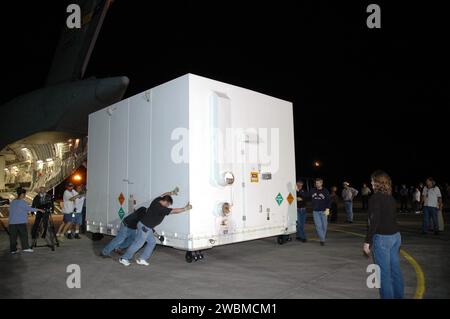 In der Shuttle-Landeanlage des Kennedy Space Centers entladen Arbeiter die Ausrüstung des Mars Reconnaissance Orbiters von einem C-17-Flugzeug der US-Luftwaffe. Das von Lockheed Martin für das Jet Propulsion Laboratory der NASA gebaute Raumschiff wird zur Payload Hazard Service Facility gebracht, um vor dem Start vor der Mars-Mission vorzubereiten. Stockfoto