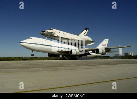 RAUMFAHRTZENTRUM KENNEDY, FLA. -- das Shuttle Carrier Flugzeug, das den Orbiter Columbia auf dem Rücken trägt, landet auf der Landebahn 33 in der KSC Shuttle Landing Facility nach einer langen Reise von Kalifornien, die am 1. März begann. Ungünstige Witterungsbedingungen hielten es am Boden bei Dyess AFB, Texas, bis es am 5. März nach Florida zurückkehren konnte, als es auf der Cape Canaveral Air Force Station Skid Strip landete. Columbia musste auf den Orbiter Atlantis warten, der am 5. März einen Fährflug nach KSC absolvierte, um von der SLF abgeschleppt zu werden, bevor er den letzten Sprung nach KSC machte. Columbia kehrt von einem 17-- Stockfoto