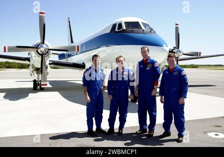 Von der Cape Canaveral Air Force Station Skid Strip aus bereitet sich die STS-102 Crew auf die Abfahrt zum Johnson Space Center in Houston vor. Von links nach rechts stehen die Missionsspezialisten Paul Richards und Andrew Thomas, Commander James Wetherbee und Pilot James Kelly. Die Besatzung kehrte am 21. März auf die Erde zurück und beendete die Mission STS-102 zur Internationalen Raumstation Stockfoto