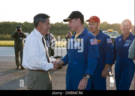 Bob Cabana, Direktor des NASA Kennedy Space Center, gratuliert STS-135 Commander Chris Ferguson und der Crew zur sicheren Rückkehr des Space Shuttle Atlantis nach einer 13-tägigen Mission, die Vorräte zur Internationalen Raumstation geliefert hat. Stockfoto