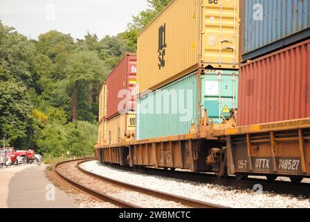 Hier ist ein Foto von einem zweistapligen intermodalen CSX-Zug, der durch Harpers Ferry, WV fährt. Stockfoto