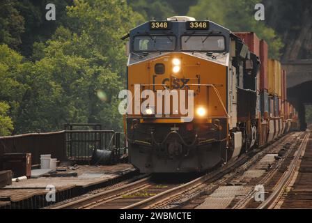 Hier ist ein Foto von einem zweistapligen intermodalen CSX-Zug, der durch Harpers Ferry, WV fährt. Stockfoto