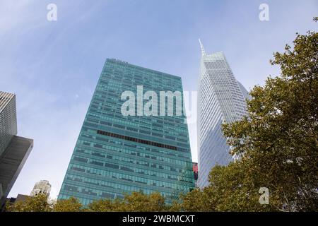 Dieses wunderschöne Hochhaus steht hoch in einer Skyline der Stadt, umgeben von üppigem Grün und anderen modernen Gebäuden Stockfoto