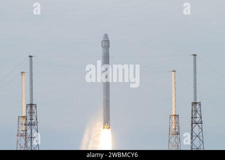 Eine SpaceX Falcon 9-Rakete startete vom Space Launch Complex 40 in Cape Canaveral mit einer Drachenkapsel auf ihrer dritten Mission zur Internationalen Raumstation als Teil des NASA-Versorgungsprogramms. Stockfoto