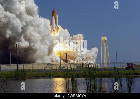 Space Shuttle Discovery hebt von Pad 39B auf STS-114 ab und produziert Rauch und Dampf. Die 12-tägige Mission umfasst die Inspektion und Reparatur von RCC-Paneelen und TPS-Fliesen auf der Umlaufbahn sowie die Installation einer externen Staufach-Plattform-2 und eines Ersatz-Steuermoment-Gyroskops auf der ISS. Stockfoto