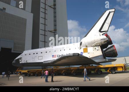 RAUMFAHRTZENTRUM KENNEDY, FLA. - Der Orbiter Atlantis, auf dem Orbiter-Transporter, rollt in das Vehicle Assembly Building (VAB), nachdem er die Orbiter Processing Facility verlassen hat. Im VAB wird es mit den beiden Solid Rocket Boostern und dem externen Tank kombiniert, die bereits auf der Mobile Launcher Platform gestapelt sind. Atlantis wird für die Mission STS-121 vorbereitet, die zweite Rückflug-Mission zur Internationalen Raumstation. Das ist Atlantis' 27. Raumflug und die Mission ist der 18. Flug zur Raumstation. Es handelt sich um einen Nutzungs- und Logistikflug. Der Start wird während eines Plans geplant Stockfoto