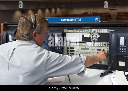 CAPE CANAVERAL, Fla. -- in Saal 4 des Startkontrollzentrums im Kennedy Space Center der NASA in Florida stellt Shuttle Launch Director Mike Leinbach während des Countdowns zum Start des Raumschiffs Atlantis auf seiner STS-135-Mission zur Internationalen Raumstation die Steuerung an seiner Konsole ein. Atlantis mit seiner vierköpfigen Besatzung, Commander Chris Ferguson, Pilot Doug Hurley, Missionsspezialisten Sandy Magnus und Rex Walheim starteten am 8. Juli 2011 um 11:29 Uhr EDT, um das Raffaello Mehrzweck-Logistikmodul mit Vorräten und Ersatzteilen für die Station zu liefern. Atlantis als Stockfoto