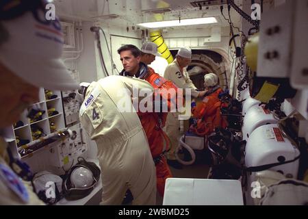 STS-94 Mission Specialist Donald A. Thomas bereitet sich auf den Einstieg in das Space Shuttle Columbia am Launch Pad 39A vor. Er ist mit STS-83, STS-70 und STS-65 geflogen. Er hat einen Doktortitel in Materialwissenschaft und war der Hauptprüfer für ein Kristallwachstumsexperiment des Space Shuttle. Aufgrund seiner Erfahrung in der Materialwissenschaft wird Thomas seine Bemühungen während der Roten Verschiebung auf die fünf Experimente in dieser Disziplin im großen isothermalen Ofen konzentrieren. Er wird auch an den zehn materialwissenschaftlichen Untersuchungen in der elektromagnetischen Containerlosen Verarbeitung arbeiten Stockfoto