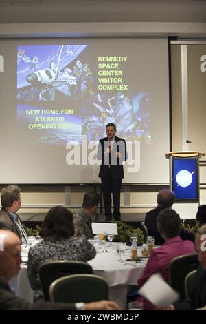 CAPE CANAVERAL, Fla. – Bob Cabana, Direktor des Kennedy Space Center der NASA, spricht die Gäste beim jährlichen Community Leaders Breakfast im Debus Center im Kennedy's Visitor Complex in Florida an. Gemeindeführer, Führungskräfte, Pädagogen, Gemeindeorganisatoren sowie staatliche und lokale Regierungsbeamte hörten, dass NASA-Administrator Charlie Bolden, Kennedy Space Center Director Bob Cabana und andere leitende Kennedy-Manager einen Überblick über die Zukunft des Raumfahrtzentrums gaben. Stockfoto