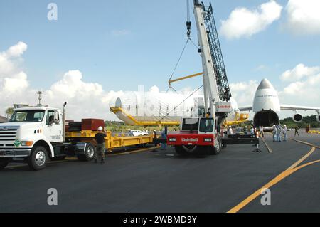 RAUMFAHRTZENTRUM KENNEDY, FLA. - Am Skid Strip auf der Cape Canaveral Air Force Station (CCAFS) hebt ein Kran den Centaur der zweiten Stufe auf die Rückseite eines Transporteranhängers. Die Centaur ist die obere Stufe der Atlas V-Konfiguration, die das Raumschiff New Horizons vom Launch Complex 41 auf der CCAFS starten wird. New Horizons soll uns helfen, Welten am Rande unseres Sonnensystems zu verstehen, indem wir die erste Erkundung von Pluto und Charon machen - ein „Doppelplanet“ und der letzte Planet in unserem Sonnensystem, der von Raumfahrzeugen besucht wird. Die Mission besucht dann ein oder mehrere Objekte in der Kuiper Stockfoto