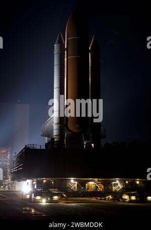 CAPE CANAVERAL, Fla. Xenon-Lichter beleuchten das Space Shuttle Discovery, während es seine nächtliche Wanderung, bekannt als "Rollout", vom Vehicle Assembly Building zum Launch Pad 39A im Kennedy Space Center der NASA in Florida macht. Es braucht das Shuttle, das an seinem externen Kraftstofftank, zwei festen Raketenverstärkern und einer mobilen Trägerplattform befestigt ist, etwa sieben Stunden, um die Bewegung abzuschließen. Dies ist das zweite Mal, dass der Discovery für die STS-133-Mission auf dem Gelände steht und nach einer gründlichen Prüfung und Modifikation des externen Tanks des Shuttles kommt. Die Discovery wird am 24. Februar abheben Stockfoto