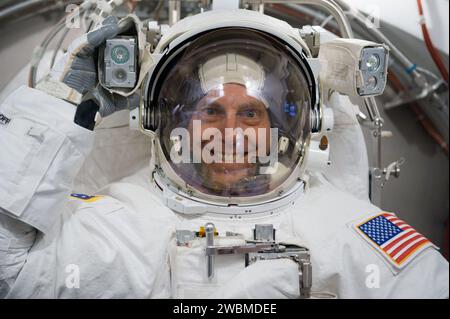 Der Astronaut Clayton Anderson führt am 5. November 2009 im Johnson Space Center der NASA eine Überprüfung der Eignung des EMU-Raumanzugs für die Mission STS-131 durch. Stockfoto
