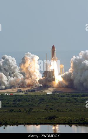 Space Shuttle Discovery startet mit der Mission STS-114, dem 114. Shuttle-Flug und der 31. Zur Discovery. Die 12-tägige Mission zur Internationalen Raumstation umfasst Inspektionen von verstärkten Kohlenstoff-Kohlenstoff-Paneelen und thermischen Schutzsystemen mit dem Orbiter Boom Sensor System und Daten von 176 Sensoren. Die Besatzungsmitglieder üben Reparaturtechniken während der Raumbegehungen und installieren die externe Staufach-Plattform-2 und ein Ersatz-Control Moment-Gyroskop. Stockfoto