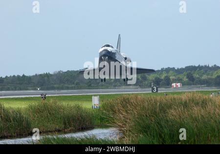 RAUMFAHRTZENTRUM KENNEDY, FLA. - Nach dem Sturz durch die Wolkendecke nähert sich Orbiter Endeavour der Landebahn 15 an der KSC-Shuttle-Landeanlage, mit einer Missionszeit von 11 Tagen, 19 Stunden, 35 Minuten. Die Landung, die 57. In der Geschichte des Programms, 56 vollendete die STS-108-Mission, die als Nutzungsflug 1 bekannt ist, wurde um 12 55 Uhr, um 23 Uhr, um 12 55 Uhr, um 13 Uhr, angehalten. das war die 12. Mission zur Internationalen Raumstation. Diese Mission war der 107. Flug im Shuttle-Programm und der 17. Flug für den Orbiter. De Stockfoto