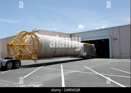 CAPE CANAVERAL, Fla. -- die Tür des Atlas-Raumflugoperationszentrums auf der Cape Canaveral Air Force Station in Florida wird geöffnet, um die erste Phase von Atlas V zu erhalten, um die Mission des Mars Science Laboratory (MSL) zu unterstützen. Zu den Komponenten von MSL gehört der kompakte rover Curiosity, der über 10 wissenschaftliche Instrumente verfügt, um nach Belegen darüber zu suchen, ob Mars über Umgebungen verfügt, die für das mikrobielle Leben günstig sind, einschließlich chemischer Inhaltsstoffe für das Leben. Der einzigartige rover verwendet einen Laser, um in Gestein zu schauen und seine Gase freizusetzen, damit das Spektrometer des rover die Daten analysieren und senden kann Stockfoto