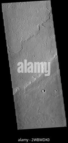 Das heutige VIS-Bild zeigt einen kleinen Teil der riesigen Lavaflüsse, die von Arsia Mons stammen. Arsia Mons ist der südlichste der drei großen ausgerichteten Vulkane in der Region Tharsis. Arsia Mons' letzte Eruption war vor 10 Millionen Jahren. Die unterschiedlichen Oberflächenstrukturen entstehen durch Unterschiede in der Viskosität der Lava und den Abkühlraten. Die Lobatränder jeder Strömung können bis zum Anfang jeder Strömung zurückverfolgt werden – oder bis zu dem Punkt, an dem sie von jüngeren Strömungen abgedeckt werden. Der Fluss in Daedalia Planum kann bis zu 180 km lang sein Orbitnummer 81539 Breitengrad -20,6524 Längengrad 228,51 Instrument VIS Stockfoto