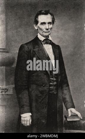 Vintage-Foto von Präsident der Vereinigten Staaten, Abraham Lincoln, der Hand auf Buch 1860 steht Stockfoto