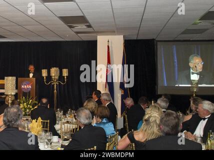 Der NASA-Administrator Charles Bolden (auf dem Podium) spricht mit Gästen, die am 15. Oktober zur Gala zum 50. Jahrestag des Stennis Space Centers versammelt sind. An der Veranstaltung nahmen mehr als 300 Mitarbeiter und Gäste der NASA Teil und fanden verschiedene Programmpräsentationen und Referenten statt. Stockfoto