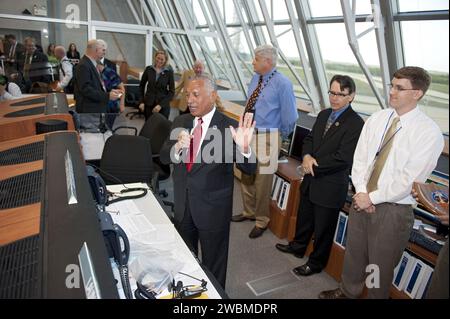 CAPE CANAVERAL, Fla. -- in Saal 4 des Startkontrollzentrums im Kennedy Space Center der NASA in Florida gratuliert NASA-Administrator Charlie Bolden dem Startteam nach dem erfolgreichen Start des Space Shuttle Discovery zu seiner STS-133-Mission zur Internationalen Raumstation. Die Discovery und ihre sechsköpfige Crew sind auf der Mission, das Permanent Multipurpose Module, vollgepackt mit Vorräten und wichtigen Ersatzteilen, sowie Robonaut 2, den geschickten humanoiden Astronautenhelfer, zum umlaufenden Außenposten zu bringen. Die Discovery macht ihre 39. Mission und soll in den Ruhestand gehen Stockfoto