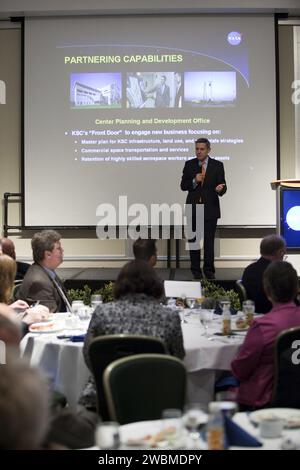 CAPE CANAVERAL, Fla. – Bob Cabana, Direktor des Kennedy Space Center der NASA, spricht die Gäste beim jährlichen Community Leaders Breakfast im Debus Center im Kennedy's Visitor Complex in Florida an. Gemeindeführer, Führungskräfte, Pädagogen, Gemeindeorganisatoren sowie staatliche und lokale Regierungsbeamte hörten, dass NASA-Administrator Charlie Bolden, Kennedy Space Center Director Bob Cabana und andere leitende Kennedy-Manager einen Überblick über die Zukunft des Raumfahrtzentrums gaben. Stockfoto