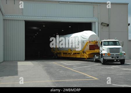 RAUMFAHRTZENTRUM KENNEDY, FLA. - Der Truck, der den Centaur der zweiten Stufe transportiert, zurück ins Atlas Space Operations Center auf der Cape Canaveral Air Force Station (CCAFS). Die Centaur ist die obere Stufe der Atlas V-Konfiguration, die das Raumschiff New Horizons vom Launch Complex 41 auf der CCAFS starten wird. New Horizons soll uns helfen, Welten am Rande unseres Sonnensystems zu verstehen, indem wir die erste Erkundung von Pluto und Charon machen - ein „Doppelplanet“ und der letzte Planet in unserem Sonnensystem, der von Raumfahrzeugen besucht wird. Die Mission besucht dann ein oder mehrere Objekte in der Kuiper Bel Stockfoto