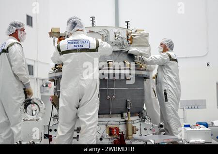 Bei Astrotech Space Operations bereiten Boeing-Techniker die dritte Stufe des Delta II für die Verbindung mit Deep Impact vor. Die kombinierte Baugruppe wird zum Startplatz 17-B übergehen, mit der Delta-II-Rakete verbunden werden und am 12. Januar eine Verkleidung installiert haben, um den Kometen Tempel 1 mit einem 3 x 3-Fuß-Projektil für die Krateranalyse zu untersuchen. Stockfoto