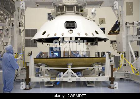 Cape Canaveral, Fla. -- in der Payload Hazardous Service Facility im Kennedy Space Center der NASA in Florida trennen Techniker nach den Tests die beiden Komponenten der Aeroshell, ein Element des Mars Science Laboratory (MSL) der NASA. Die Flugzeughülle besteht aus dem Hitzeschild des Raumfahrzeugs und der Rückenschale, die den Fallschirm und mehrere Komponenten trägt, die während späterer Eintritts-, Abstiegs- und Landephasen verwendet werden. Zu den Komponenten von MSL gehört der kompakte rover Curiosity, der zehn wissenschaftliche Instrumente hat, um nach Beweisen zu suchen, ob der Mars in Erfahrung gebracht hat Stockfoto