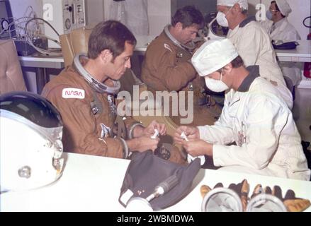 RAUMFAHRTZENTRUM KENNEDY, FLA. - Techniker unterstützen die Astronauten John Young (rechts) und Bob Crippen (links) bei Anzugsoperationen im Mannschaftsquartier des Operations and Checkout Building ein paar Stunden vor dem geplanten Start des Space Shuttles auf seinem Erstflug. Stockfoto