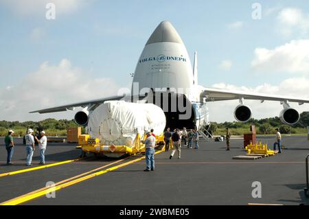 RAUMFAHRTZENTRUM KENNEDY, FLA. - Am Skid Strip auf der Cape Canaveral Air Force Station (CCAFS) wurde die zweite Stufe Centaur von einem russischen Luftfrachtflugzeug abgeladen. Die Centaur ist die obere Stufe der Atlas V-Konfiguration, die das Raumschiff New Horizons vom Launch Complex 41 auf der CCAFS starten wird. New Horizons soll uns helfen, Welten am Rande unseres Sonnensystems zu verstehen, indem wir die erste Erkundung von Pluto und Charon machen - ein „Doppelplanet“ und der letzte Planet in unserem Sonnensystem, der von Raumfahrzeugen besucht wird. Die Mission besucht dann ein oder mehrere Objekte in der Kuiper BE Stockfoto