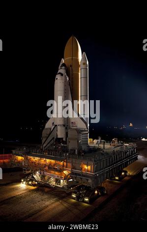 CAPE CANAVERAL, Fla. -- in Xenon-Licht getaucht, begibt sich das Space Shuttle Atlantis auf seine letzte Reise vom Vehicle Assembly Building zum Launch Pad 39A im Kennedy Space Center der NASA in Florida. Der erste Antrag war um 20:42 Uhr EDT. Der Raupentransporter benötigt etwa sechs Stunden, um das Shuttle, das an seinem externen Kraftstofftank und festen Raketenverstärkern befestigt ist, zur Startrampe am Meer zu transportieren. Der Meilenstein ebnet den Weg für den Start der STS-135-Mission zur Internationalen Raumstation, die für den 8. Juli geplant ist. STS-135 wird der 33. Flug von Atlantis sein, die 37. Shuttle-Mission nach t Stockfoto