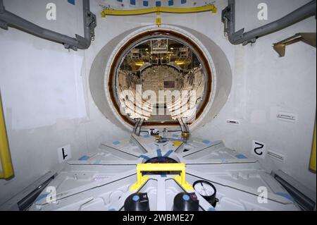 CAPE CANAVERAL, Fla. -- in der Orbiter Processing Facility-1 im Kennedy Space Center der NASA in Florida trennen und demontieren die Arbeiter Komponenten des Shuttle Endeavour. Hier sieht man den Blick von der Luftschleuse des Raumschiffs auf die Nutzlastbucht. Die Arbeit ist Teil der Übergangs- und Ruhestandsbearbeitung von Endeavour. Das Raumschiff wird für die öffentliche Ausstellung im California Science Center in Los Angeles vorbereitet. Endeavour flog 25 Missionen, verbrachte 299 Tage im Weltraum, umkreiste die Erde 4.671 Mal und reiste 122.883.151 Meilen im Verlauf seiner 19-jährigen Karriere. Endeavour“ Stockfoto