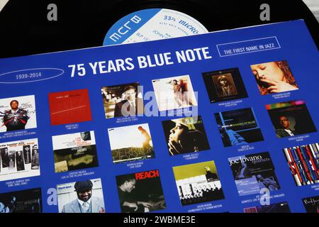 Viersen, Deutschland - 9. Mai. 2023: Closeup der Schallplattenhülle mit Jazz-Album-Sammlung des Labels Blue Note Stockfoto