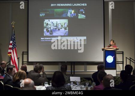 CAPE CANAVERAL, Fla. – Amanda Mitskevich, NASA Launch Services Program Manager im Kennedy Space Center, spricht die Gäste beim jährlichen Community Leaders Breakfast im Debus Center im Kennedy's Visitor Complex in Florida an. Gemeindeführer, Führungskräfte, Pädagogen, Gemeindeorganisatoren sowie staatliche und lokale Regierungsbeamte hörten, dass NASA-Administrator Charlie Bolden, Kennedy Space Center Director Bob Cabana und andere leitende Kennedy-Manager einen Überblick über die Zukunft des Raumfahrtzentrums gaben. Stockfoto