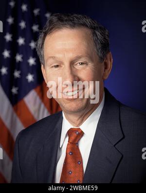 Michael Griffin wurde am 14. April 2005 als 11. NASA-Administrator vereidigt, nachdem er von Präsident George W. Bush nominiert und vom Senat bestätigt wurde. Er leitet das Team und die Ressourcen der NASA, um die Vision der Vereinigten Staaten für Weltraumforschung voranzutreiben. Stockfoto