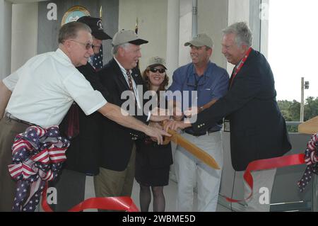 RAUMFAHRTZENTRUM KENNEDY, FLA. - In der Shuttle Landing Facility am Kennedy Space Center der NASA wurde der neue NASA Air Traffic Control Tower durch ein Bandschneiden geweiht. Von links sind James H. Jones, Space Gateway Support President William A. Sample, Center Director Jim Kennedy, External Relations Director Lisa Malone, Center Operations Director Scott D. Kerr und KSC Safety Aviation Officer Albert E. Taff. Das Gebäude erhebt sich 110 Meter über der Mitte der Start- und Landebahn und bietet Fluglotsen einen herrlichen 360-Grad-Blick auf das Kennedy Space Center, die Cape Canaveral Air Force Station und den Norden von Breva Stockfoto