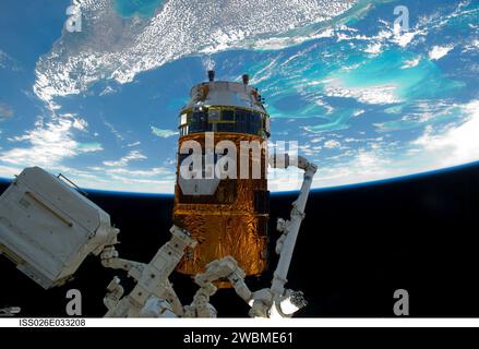Das Kounotori2 H-II Transfer Vehicle (HTV-2) wurde von Canadarm2 auf der Internationalen Raumstation vom Raumflughafen des Harmony-Knotens zum Erdhafen manövriert, wobei unnötiges Material vor dem geplanten Deorbit nach STS-133 transportiert wurde. Stockfoto