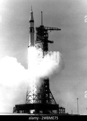 Das Testprojekt Apollo-Sojus startete auf einem Saturn IB vom KSC Launch Complex 39B mit den Astronauten Thomas Stafford, Vance Brand und Donald Slayton, um sich mit Sojus zu treffen, der Aleksey Leonov und Valeriy Kubasov für gemeinsame US-sowjetische Raumfahrtoperationen trug. Stockfoto