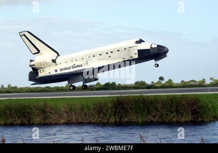 RAUMFAHRTZENTRUM KENNEDY, FLA. -- Orbiter Endeavour nähert sich der Landebahn 15 an der KSC-Shuttle-Landeanlage an und beendet die Mission STS-108. Nach einer Missionszeit von 11 Tagen, 19 Stunden und 35 Minuten ist die Landung die 57. In der Geschichte des Programms. Die Anhebung des Hauptgetriebes erfolgte um 12 55 Uhr EST (17 55 10 Uhr GMT), die Anhebung des Nasengetriebes um 12 55 Uhr (17 55 23 Uhr GMT), der Radstopp um 12 56 Uhr 13 Uhr (17 56 13 Uhr GMT). STS-108 war die 12. Mission zur Internationalen Raumstation. Diese Mission war der 107. Flug im Shuttle-Programm und der 17. Flug für den Orbiter. De Stockfoto