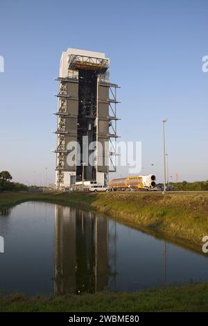 CAPE CANAVERAL, Fla. -- auf der Cape Canaveral Air Force Station in Florida ist die erste Stufe einer Atlas V-Rakete der United Launch Alliance am Launch Complex 41 angekommen. Die NASA-Sonde Juno soll am 5. August von Cape Canaveral, Florida, an Bord eines Atlas V starten. Die solarbetriebene Raumsonde wird die Pole des Jupiters 33 Mal umkreisen, um mehr über die Entstehung, Struktur, Atmosphäre und Magnetosphäre des Gasriesen zu erfahren und die Existenz eines festen Planetenkerns zu untersuchen. Stockfoto