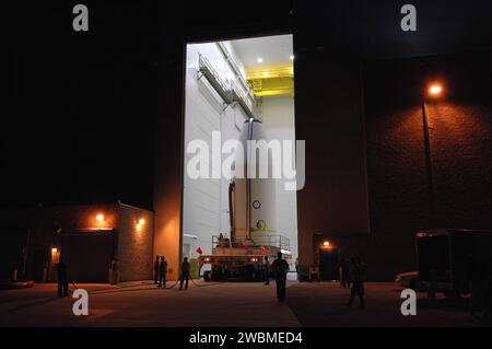 RAUMFAHRTZENTRUM KENNEDY, FLA. - Durch die offene Tür der Astrotech Space Operations in Titusville, Florida, rollt das eingeschlossene GOES-N-Raumschiff am frühen Morgen aus und steuert zum Launch Complex 37 an der Cape Canaveral Air Force Station an. Dort wird er mit dem Trägerfahrzeug Boeing Delta IV verbunden. Die Kapselung schützt das Raumfahrzeug während des Aufstiegs. Geostationäre Operational Environmental Satellites (GOES) werden vom Goddard Space Flight Center der NASA und der National Oceanic and Atmospheric Administration finanziert. Der Start ist für den 23. Juni geplant. Stockfoto