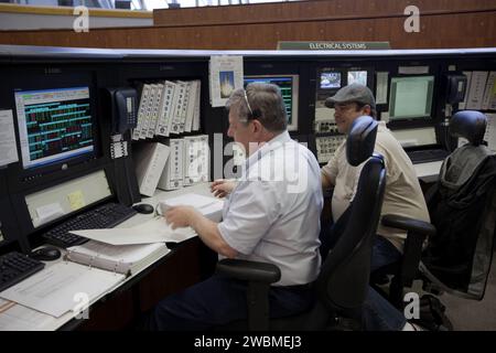 CAPE CANAVERAL, Fla. -- bei der Abschussung von Raum 4 im Startkontrollzentrum im Kennedy Space Center der NASA in Florida nahmen die Startsteuerungen gegen 14:30 Uhr EST ihre Posten für die STS-133-Mission des Space Shuttle Discovery zur Internationalen Raumstation ein. Die Countdown-Uhr begann um 15.00 Uhr von der T-43-Stundenmarke rückwärts zu ticken. Geplant für den Start am 24. Februar um 16:50 Uhr EST, werden der Discovery und seine sechsköpfige Besatzung das permanente Mehrzweckmodul liefern, das mit Vorräten und wichtigen Ersatzteilen ausgestattet ist, sowie Robonaut 2, der geschickte humanoide Astronautenhelfer zum umlaufenden Außenposten. Stockfoto