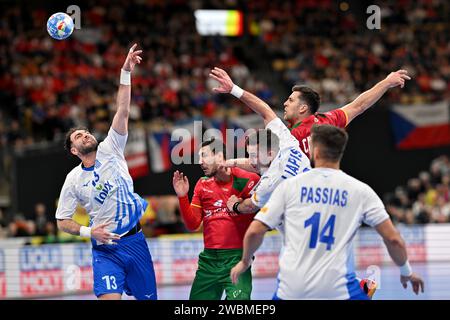 München, Deutschland. Januar 2024. Handball: Europameisterschaft, Portugal - Griechenland, Vorrunde, Gruppe F, Spieltag 1, Olympiahalle München. Der griechische Stefanos Michailidis greift vergeblich nach dem Ball. Quelle: Peter Kneffel/dpa/Alamy Live News Stockfoto
