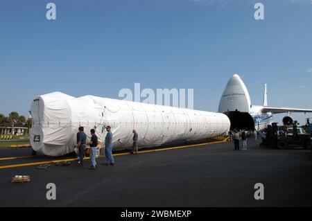 Das Atlas-V-Booster-Segment AV-007, geliefert von Antonov AH-124-100, befindet sich in Cape Canaveral für die Mars-Aufklärungsmission. MRO wird im Rahmen der „Follow the Water“-Strategie mit Start ab Pad 41 am 10. August nahezu polare Mars-Kartierungen in niedriger Höhe, regionale Vermessungen, gezielte Beobachtungen und Untergrundstudien durchführen. Stockfoto
