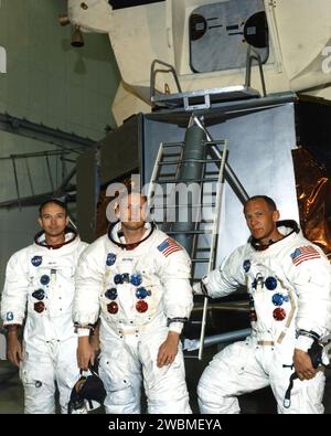 Die Apollo-11-Astronauten Neil Armstrong, Michael Collins und Edwin Aldrin Jr. übten Mondlandungsmissionen in Simulatoren im Flight Crew Training Building des Kennedy Space Centers mit einem Mondmodul-Modell ein. Stockfoto