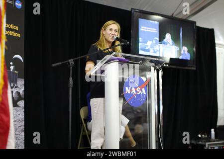 CAPE CANAVERAL, Fla. - Im Kennedy Space Center Visitor Complex der NASA in Florida spricht Janet Petro, stellvertretende Direktorin des Kennedy Space Centers, während der Eröffnungszeremonie für den Lunabotics Mining Competition der NASA. Der Bergbauwettbewerb wird vom Education Office des NASA Kennedy Space Center für das Exploration Systems Mission Directorate der Agentur finanziert. Studenten und Studenten von mehr als 50 Universitäten und Colleges in den USA und anderen Ländern nutzen ihre ferngesteuerten Lunabots, um in einer überdimensionalen Sandbox zu manövrieren und zu graben, die mit einem zerkleinerten Material gefüllt ist, das charakteristisch ist Stockfoto