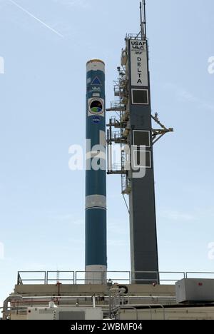 CAPE CANAVERAL, Fla. – Auf dem Startkomplex 17-B auf der Cape Canaveral Air Force Station wartet die erste Stufe der Delta-II-Rakete auf die Gantry auf die festen Raketenverstärker. Die STSS Demonstratoren sind ein Midcourse Tracking Technologie Demonstrator und Teil eines sich entwickelnden ballistischen Raketenabwehrsystems. STSS ist in der Lage, Objekte nach der Boost-Phase zu verfolgen und liefert Bahninformationen an andere Sensoren. Die NASA wird sie am 29. Juli für die Raketenabwehragentur starten. Stockfoto