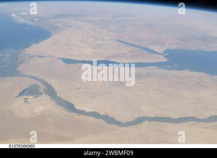 Ein Foto aus dem hinteren Fenster des Space Shuttle Endeavour am 17. Juli 2009 zeigt den Nil und das Delta, die Sinai-Halbinsel, das Mittelmeer und das Rote Meer aus der Umlaufbahn. Stockfoto